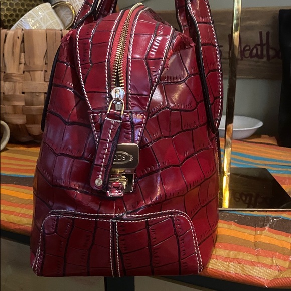 Tod's Di Bag in a red, crocodile-embossed leather finish. - Picture 3 of 15